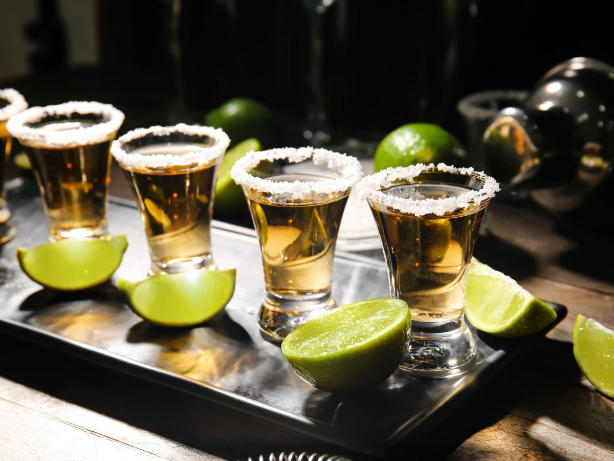 Kleine Gläser mit Spirituosen