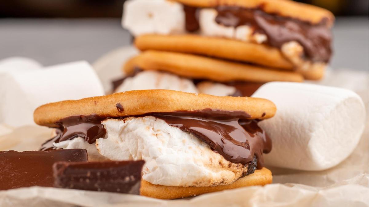 S’Mores auf Backpapier.