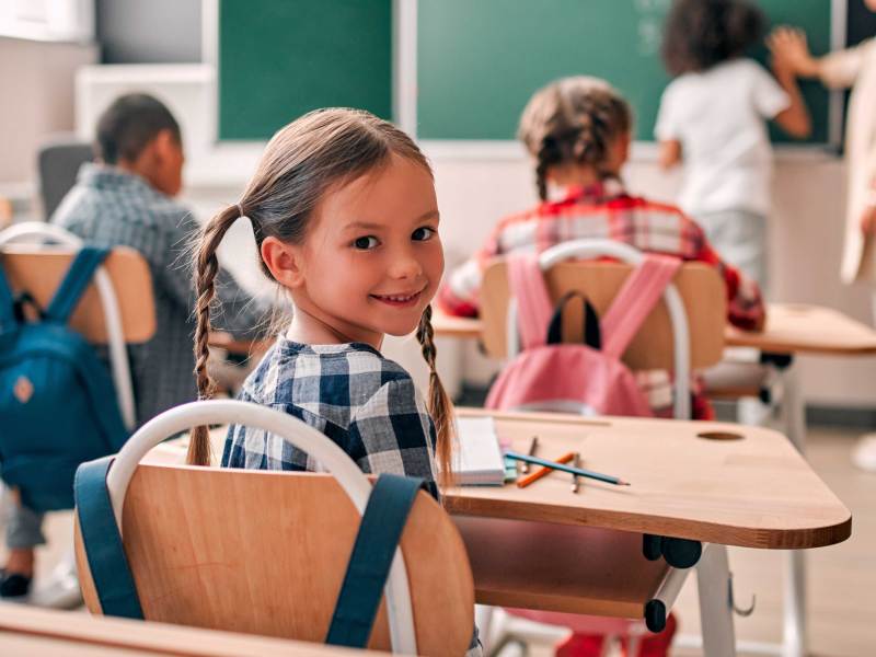 Die meisten Kinder fiebern dem ersten Schultag entgegen. Ist es dann aber so weit, wird ihnen oft ein bisschen mulmig. Mama und Papa können ihrem neuen Schulkind aber ganz einfach die Angst nehmen.