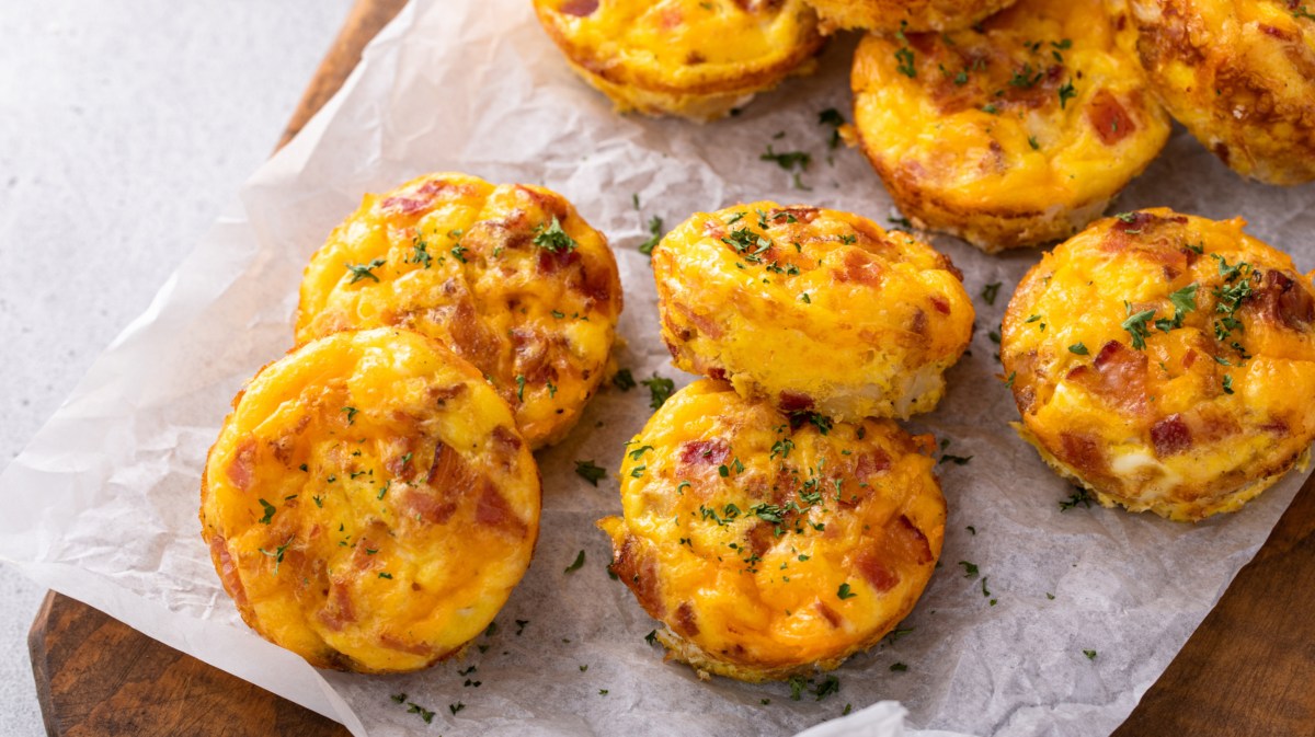 Herzhafte Muffins mit Schinken und Ei.