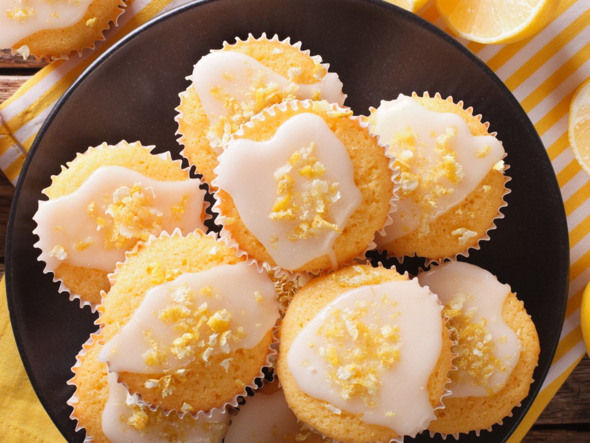 Sommerliche Zitronen-Muffins mit griechischem Joghurt – fruchtig, saftig & schnell gebacken