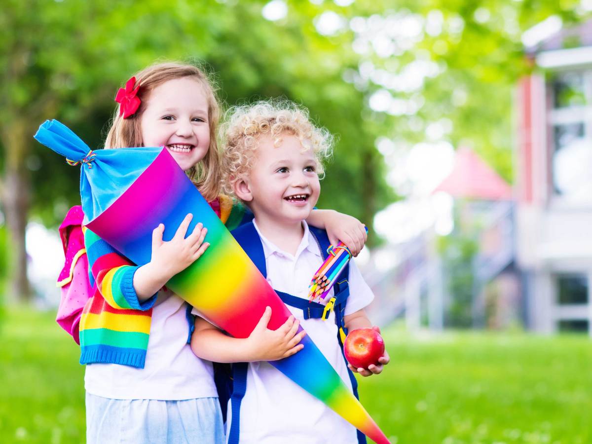 Macht den ersten Schultag eures Kindes noch ein bisschen besonderer und schenkt ihm selbstgebastelte Einschulungsgeschenke.