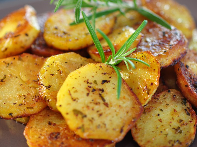 Knusprige Bratkartoffeln auf Teller.