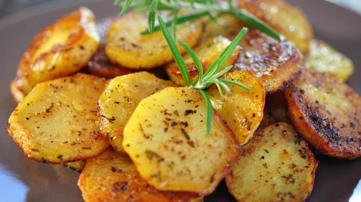 Knusprige Bratkartoffeln auf Teller.