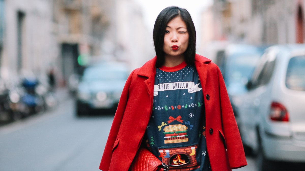 Bunter Pullover mit weihnachtlichen Motiven und einem Kamin.