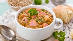 Linseneintopf mit Würstchen.