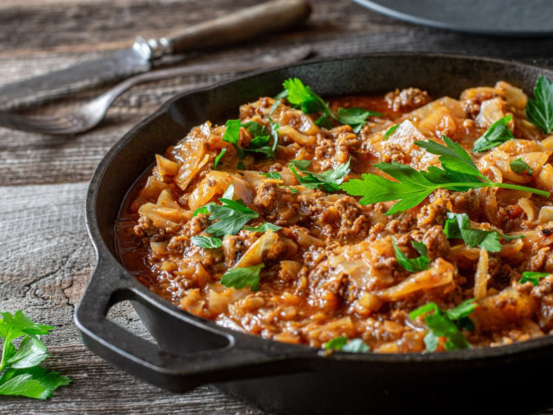 Spitzkohl-Hackfleisch-Pfanne mit Petersilie