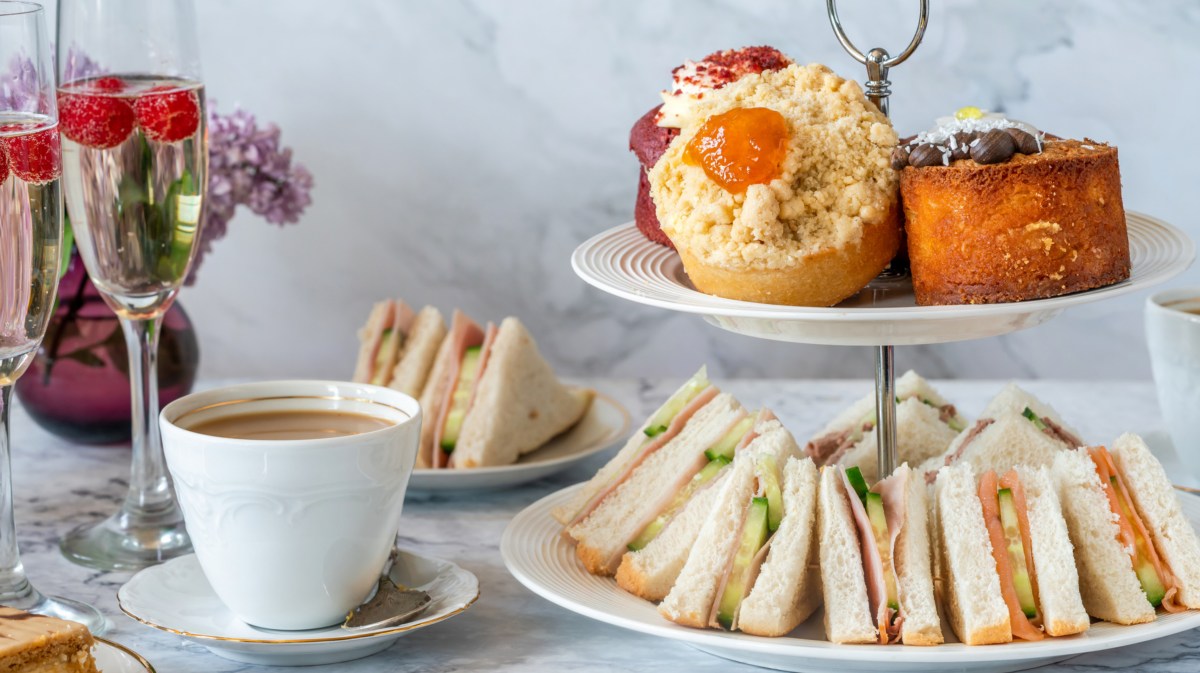 Etagere mit Sandwiches und Küchlein.