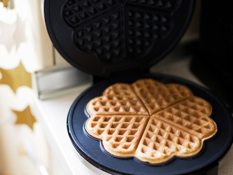 Herzwaffel in einem Waffeleisen.