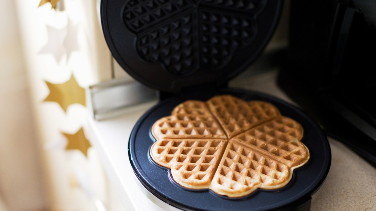 Herzwaffel in einem Waffeleisen.