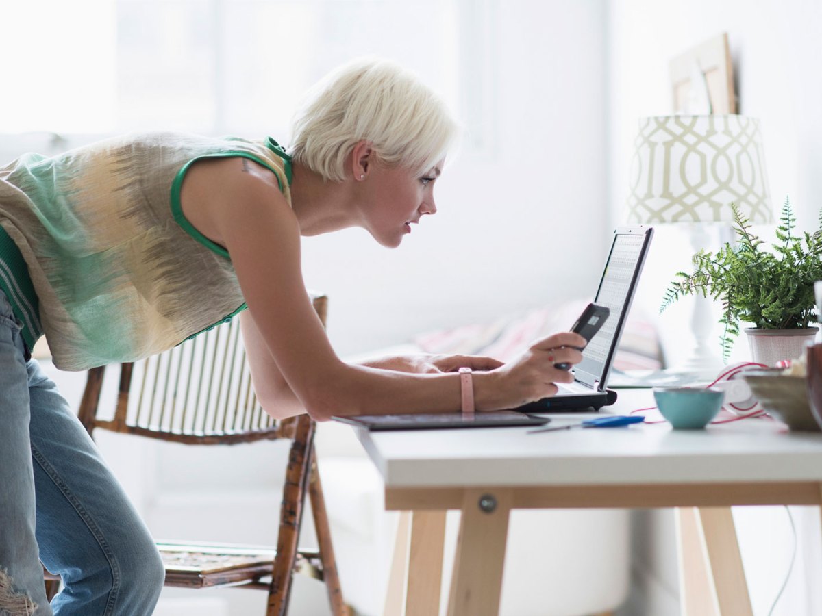 Frau an einem Schreibtisch vor ihrem Laptop