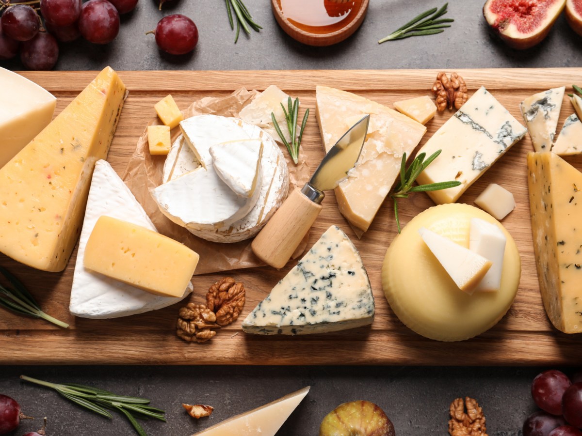 K&auml;seplatte mit verschiedenen K&auml;sesorten.
