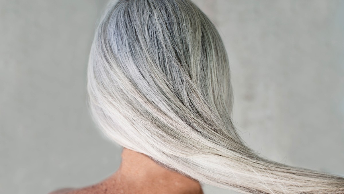 Frau mit langen grauen Haaren