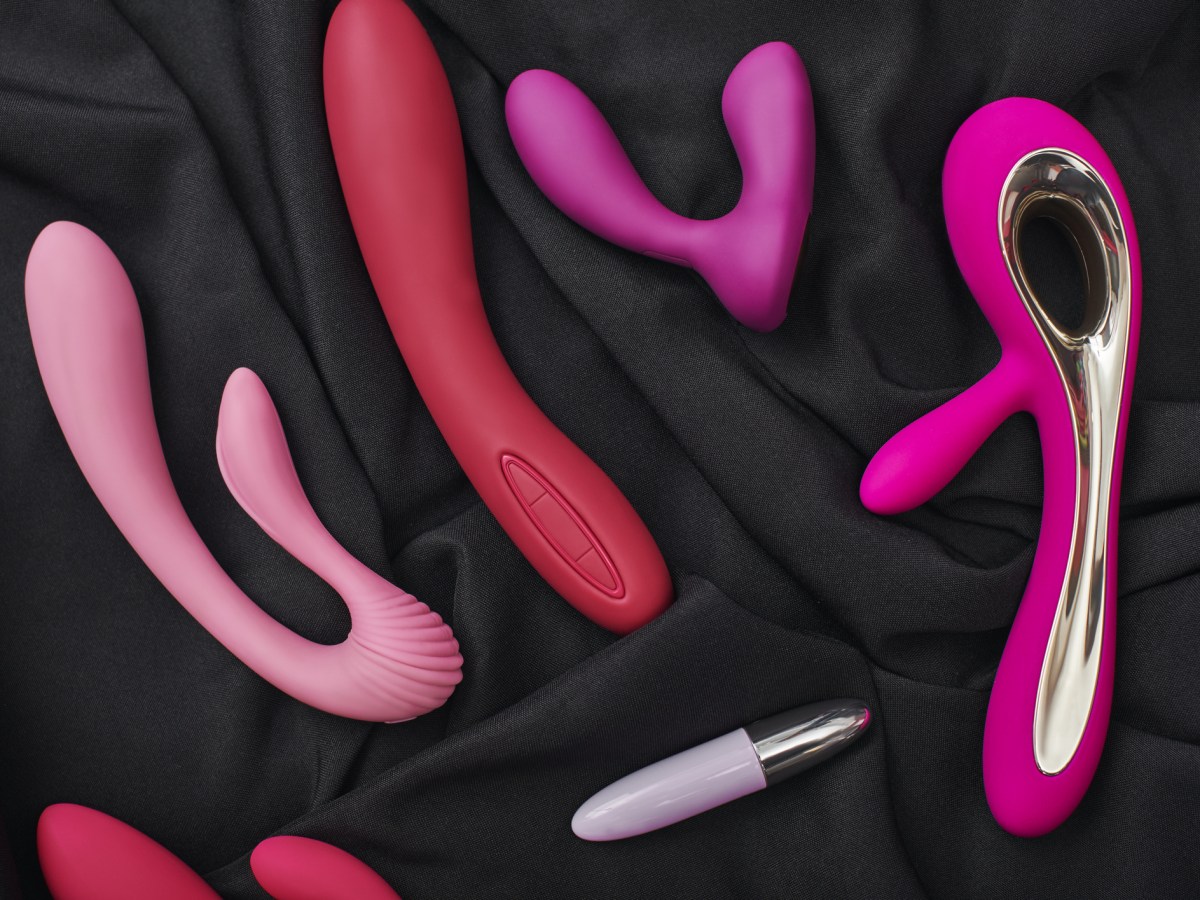 Sextoys für Paare auf einer schwarzen Decke