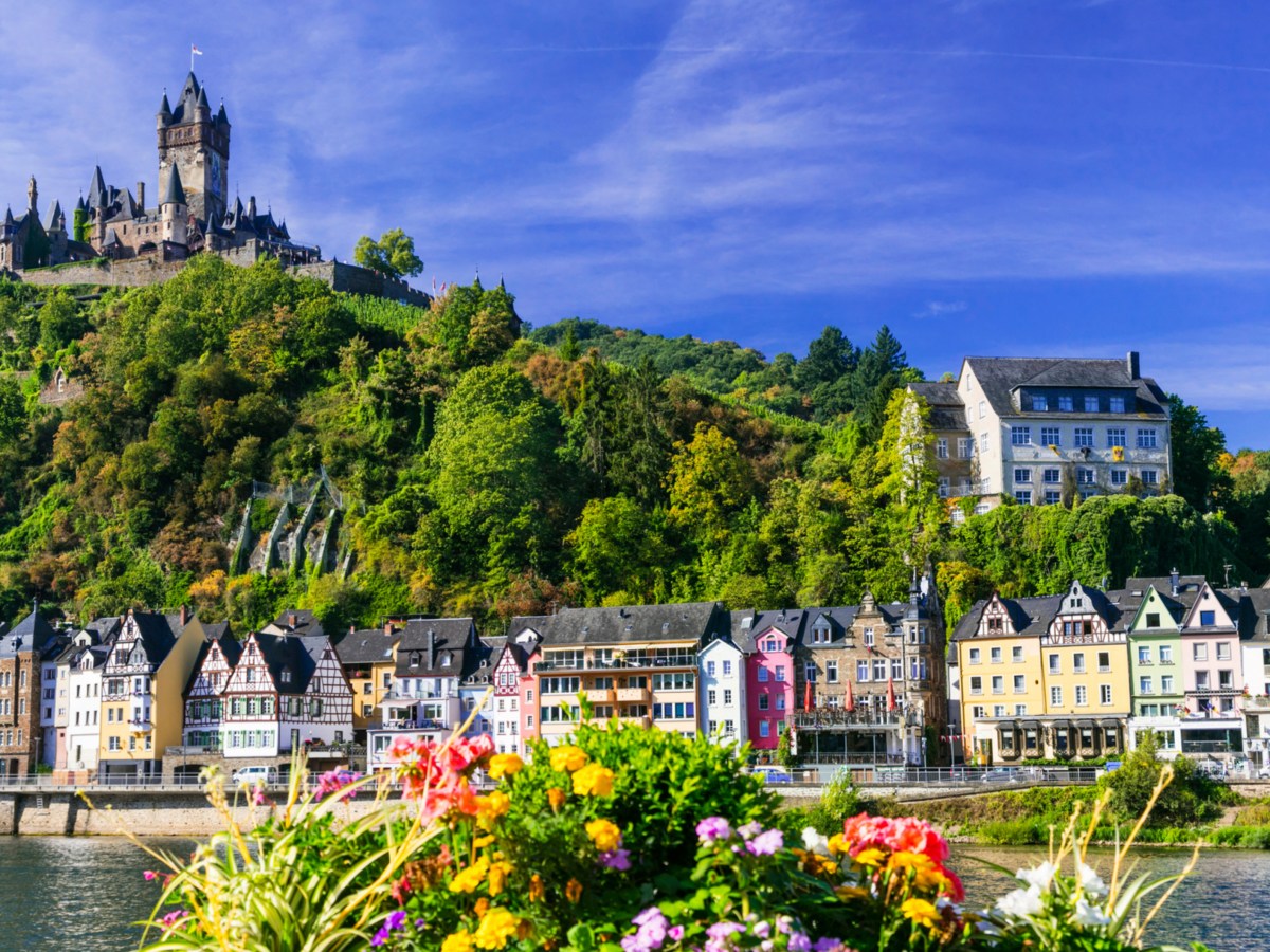 Cochem in Deutschland im Frühling, mit blühenden Blumen im Vordergrund