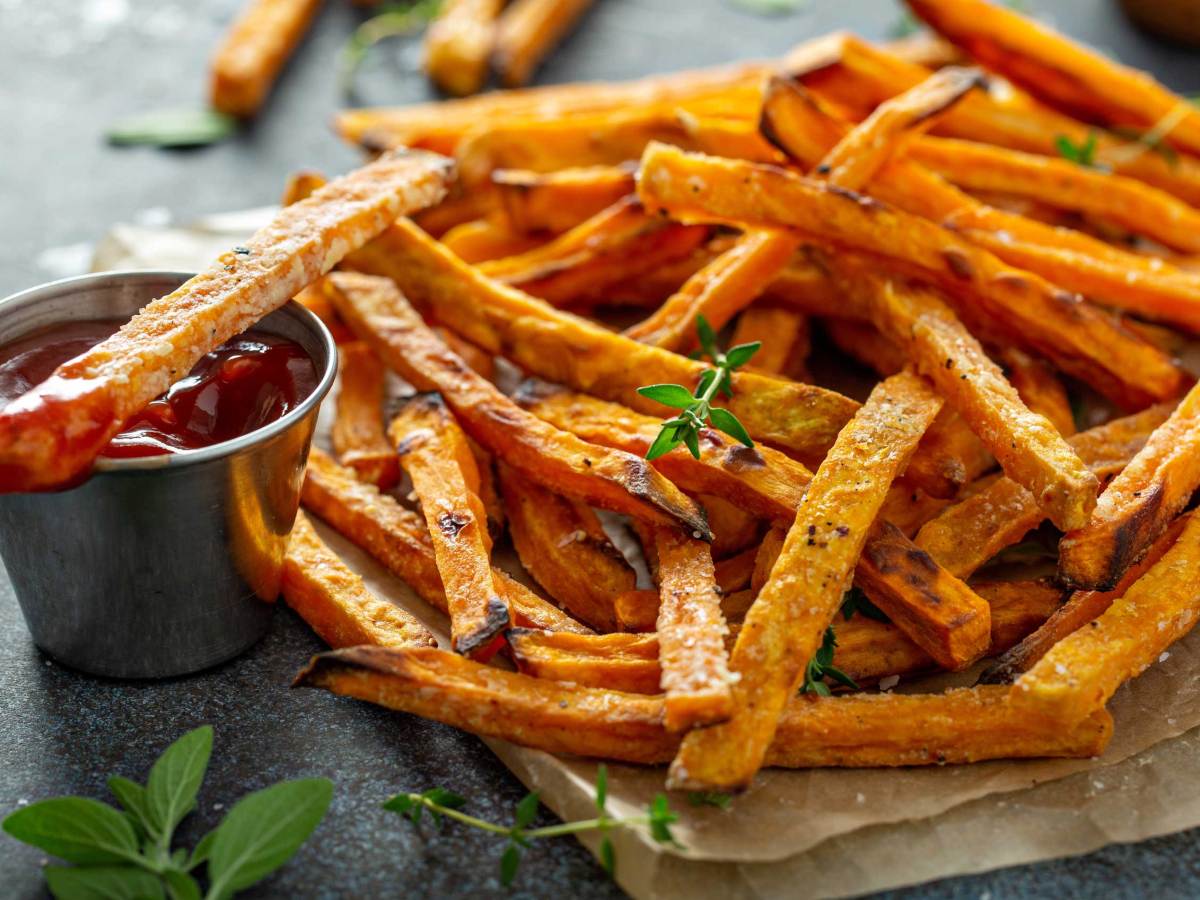 Süßkartoffelpommes mit Mayo und Ketchup, hausgemacht und im Ofen gebacken