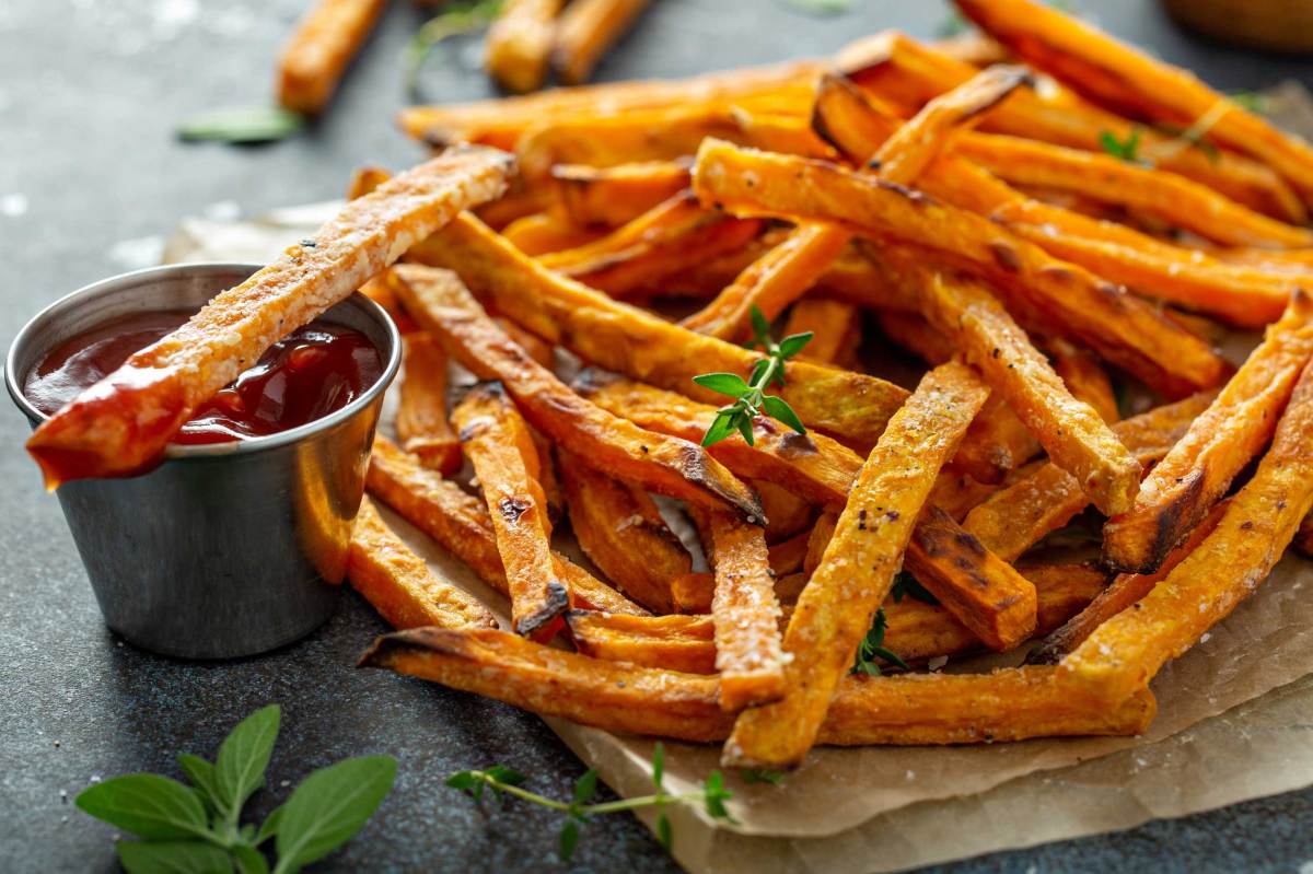 Süßkartoffelpommes mit Mayo und Ketchup, hausgemacht und im Ofen gebacken