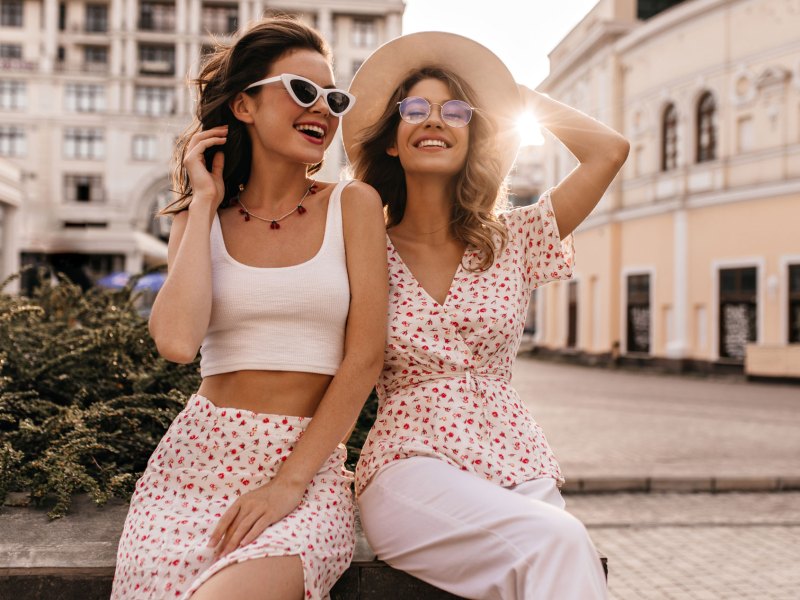 Sommer-Outfits mit Bluse und Rock.