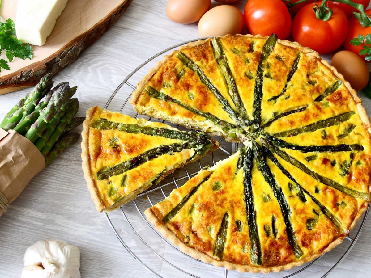 Mit französischem Twist: Mega leckeres Rezept für Spargel-Quiche