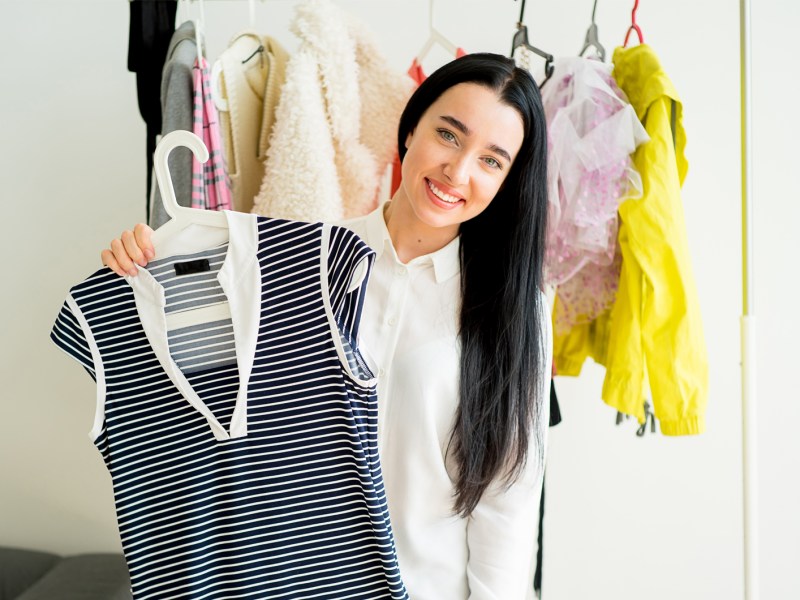 Frau, die ihren Kleiderschrank ausgemistet hat.