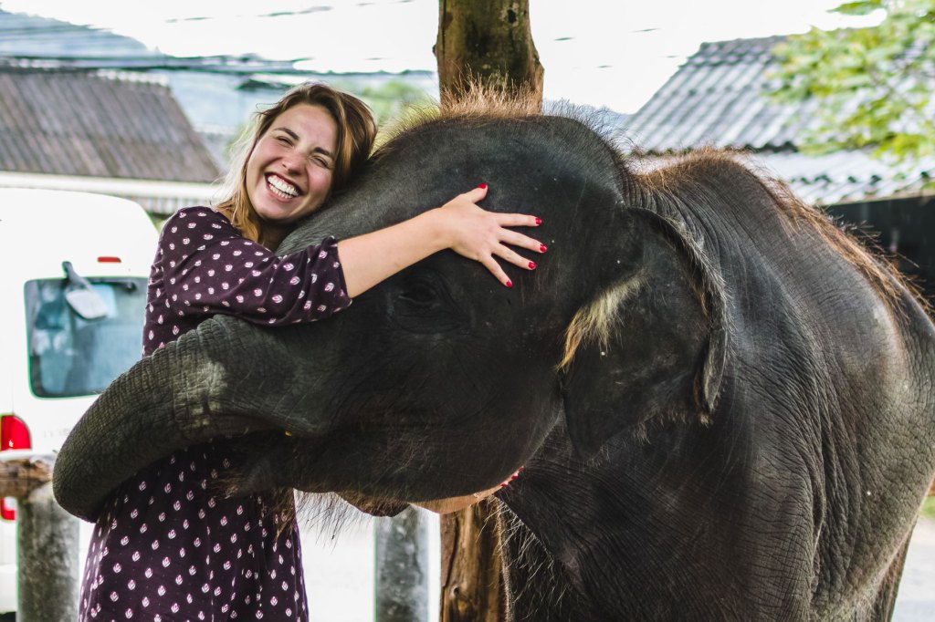 Frau mit kleinem Elefant