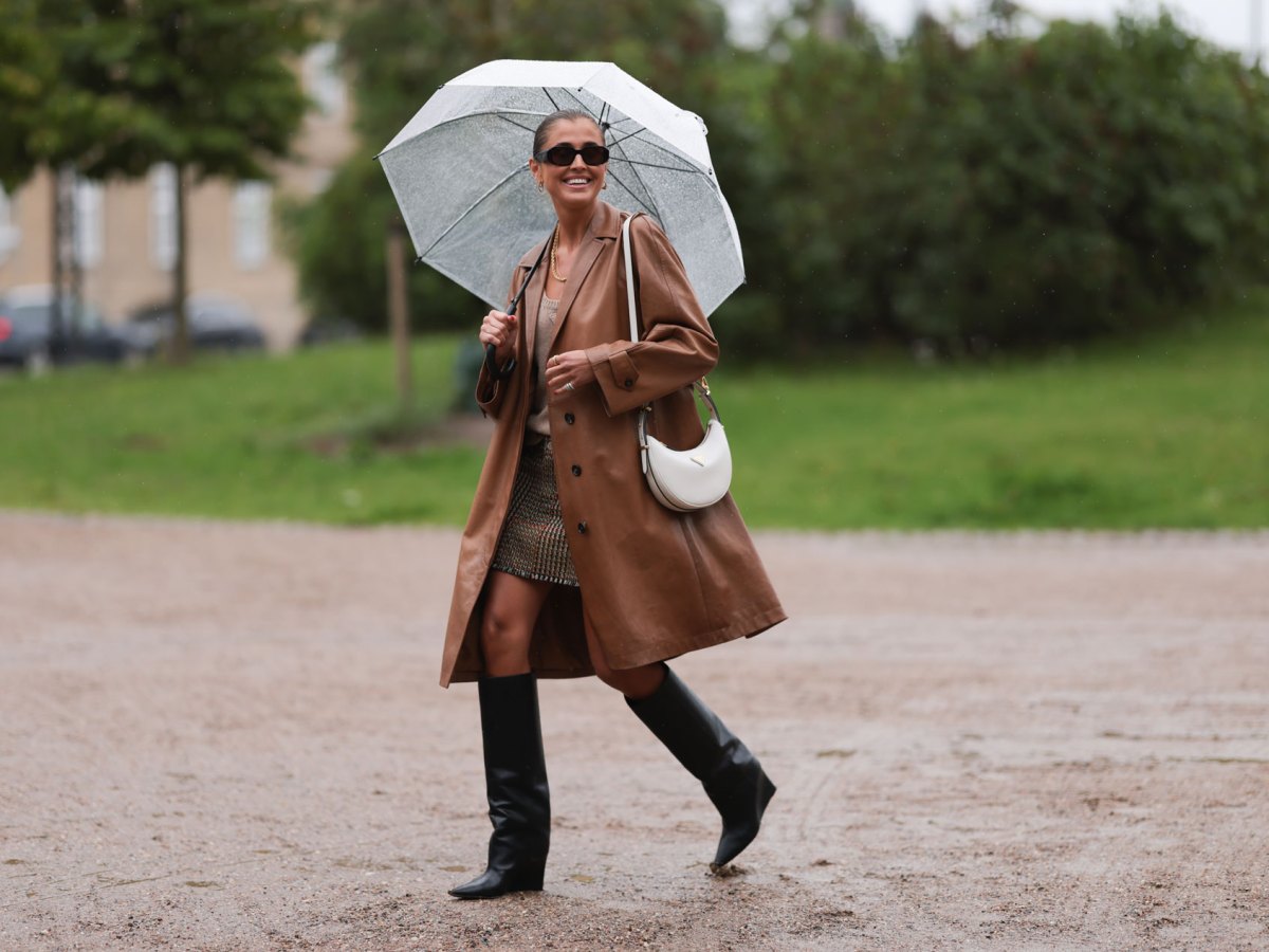 Streetstyle auf der Kopenhagen Fashion Week mit einer weißen Moon Bag von Prada