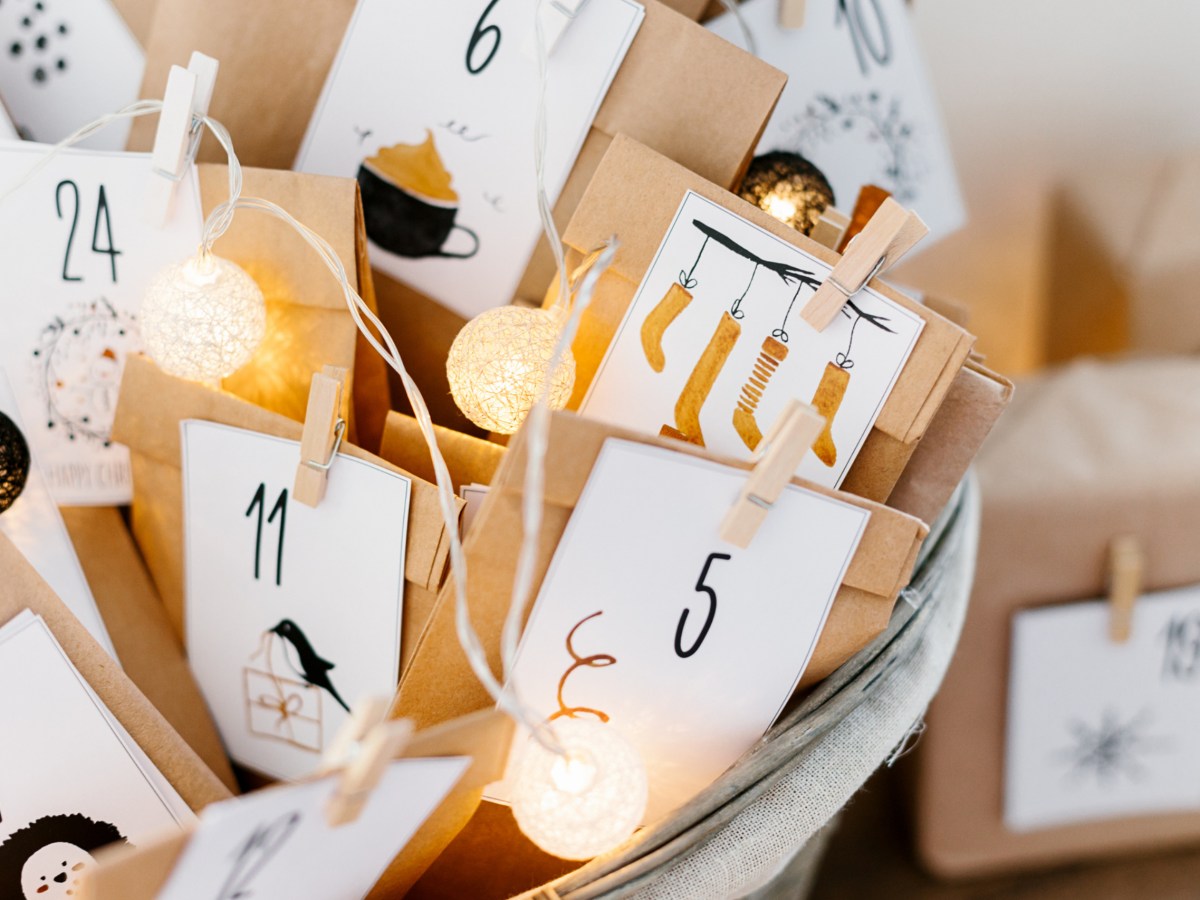 Ein selbst befüllter Adventskalender mit weihnachtlicher Lichterkette