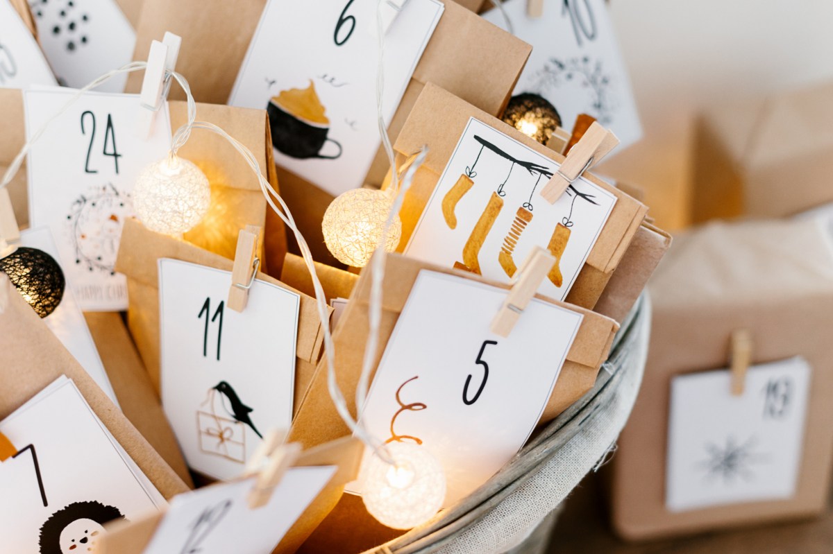 Ein selbst befüllter Adventskalender mit weihnachtlicher Lichterkette