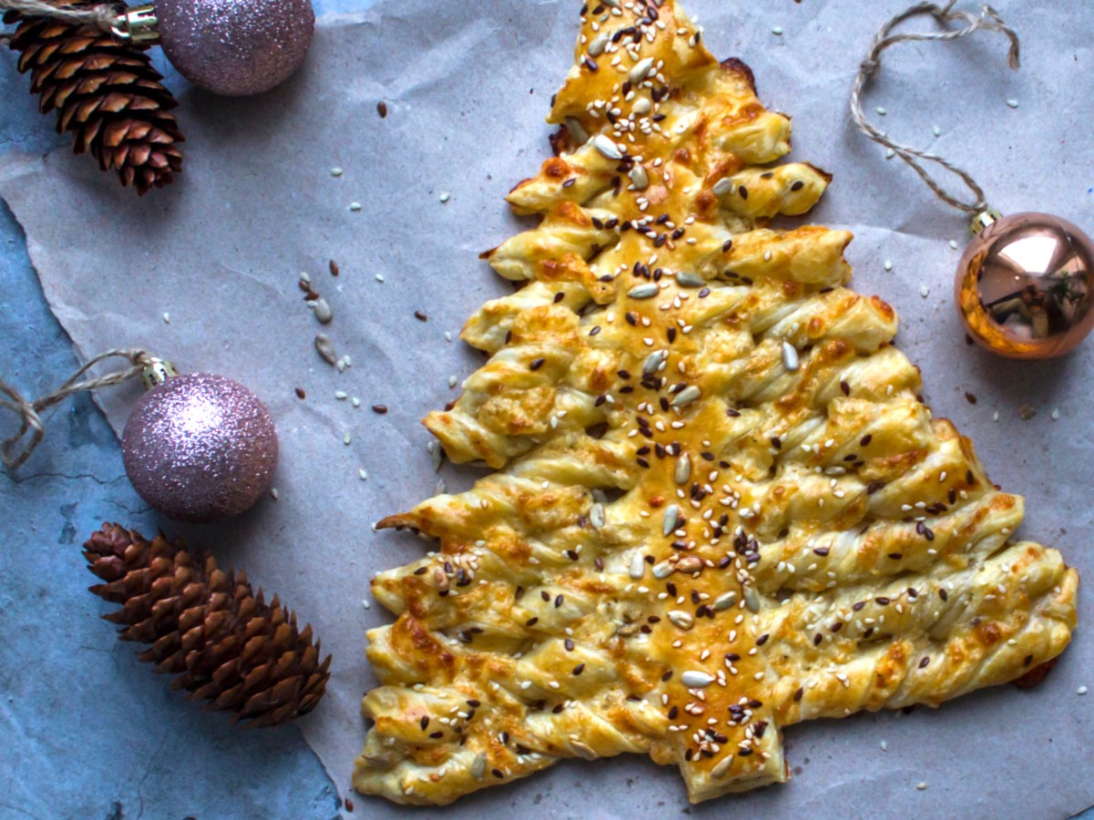 Blätterteig mit Käse in Tannenbaum-Form.