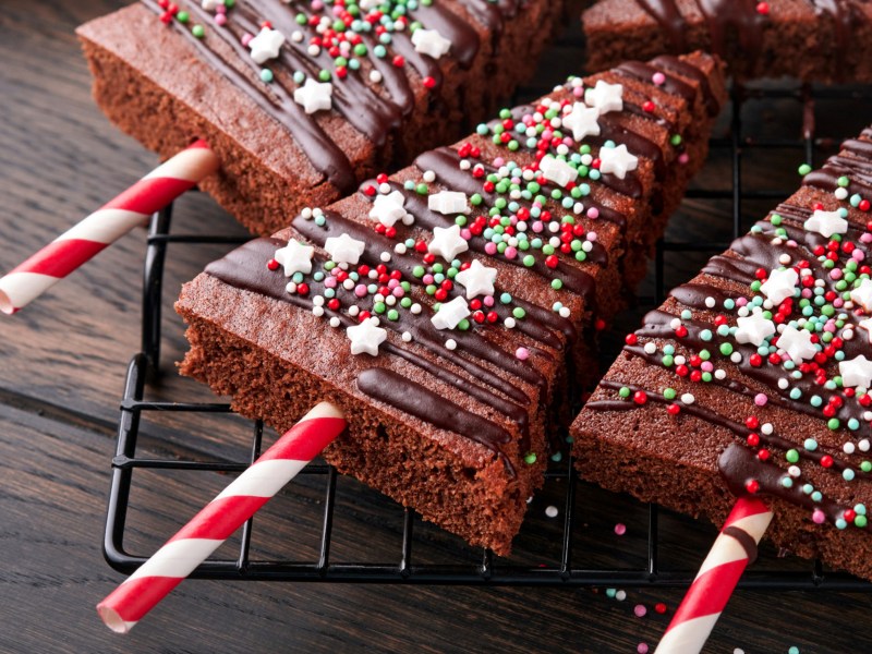 Brownies mit Zuckerperlen, die in Tannenbaum-Form geschnitten wurden.