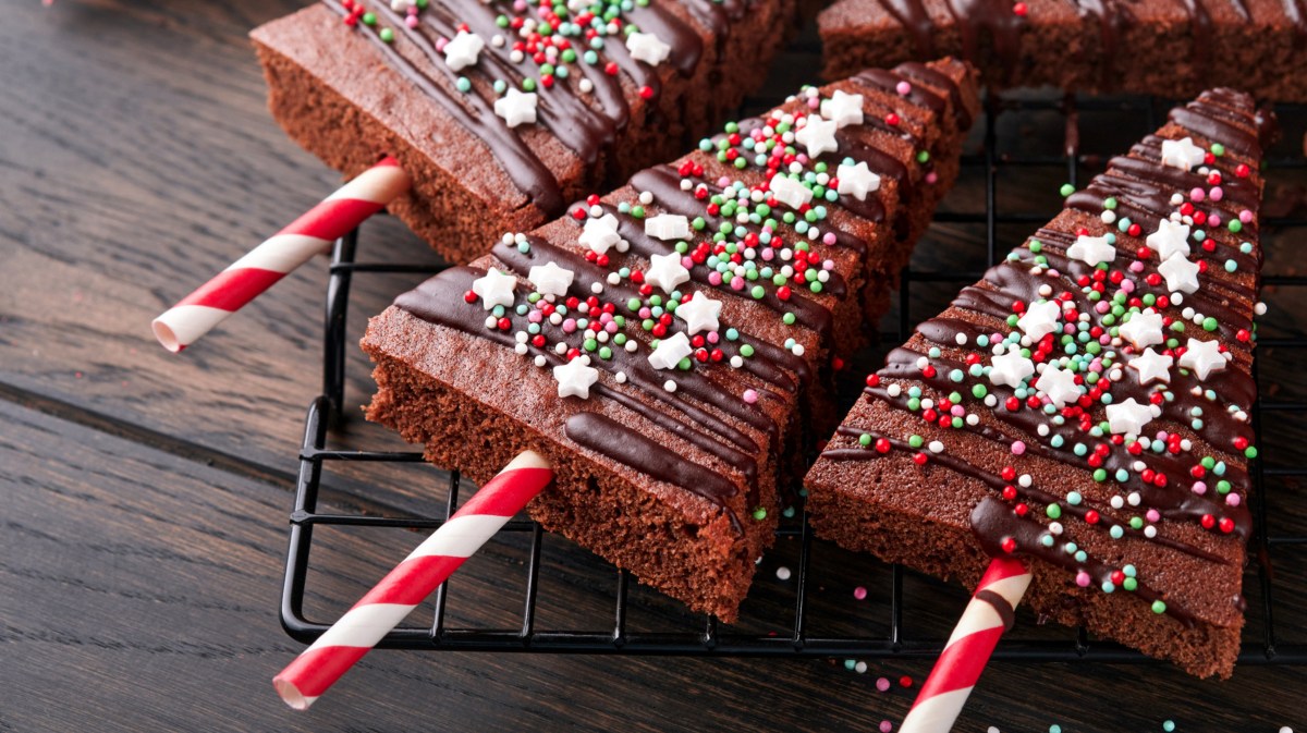 Brownies mit Zuckerperlen, die in Tannenbaum-Form geschnitten wurden.