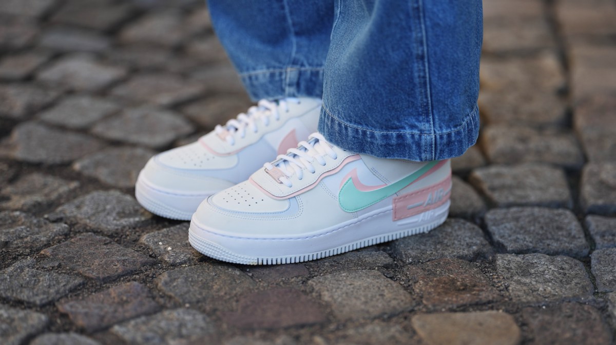 Weißer Sneaker von Nike mit farbigen Details zur blauen Jeans.