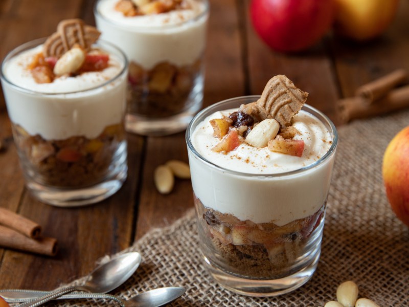 Dessert im Glas mit Äpfeln und Spekulatius.