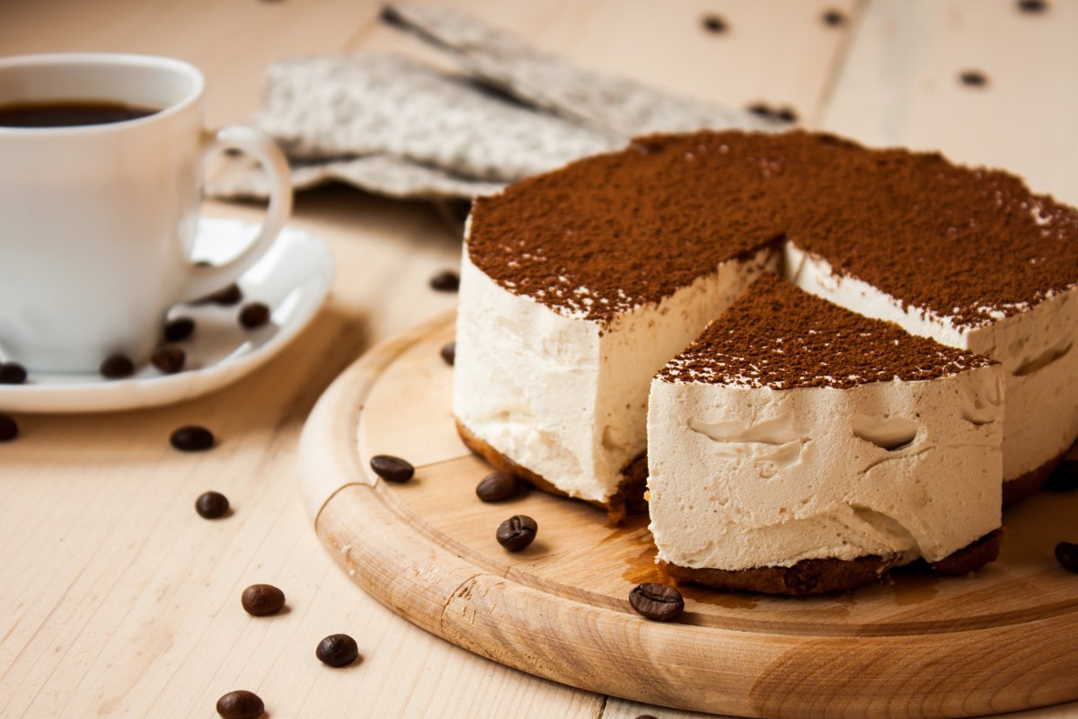 Eiskaffee Torte auf einem Holzteller