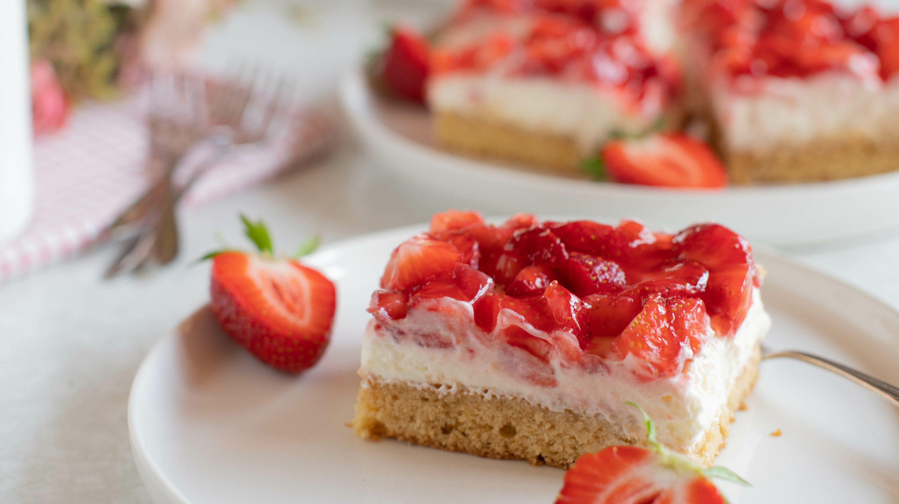 Sommer vom Blech: Diese Erdbeer-Schmand-Schnitten schmecken himmlisch ... Sommer vom Blech: Diese Erdbeer-Schmand-Schnitten schmecken himmlisch ...