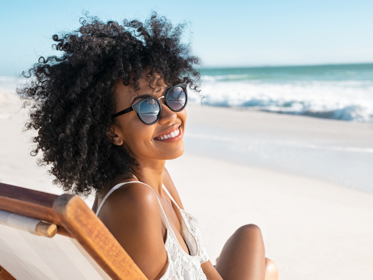 Frau im Sommer mit Sonnenbrille