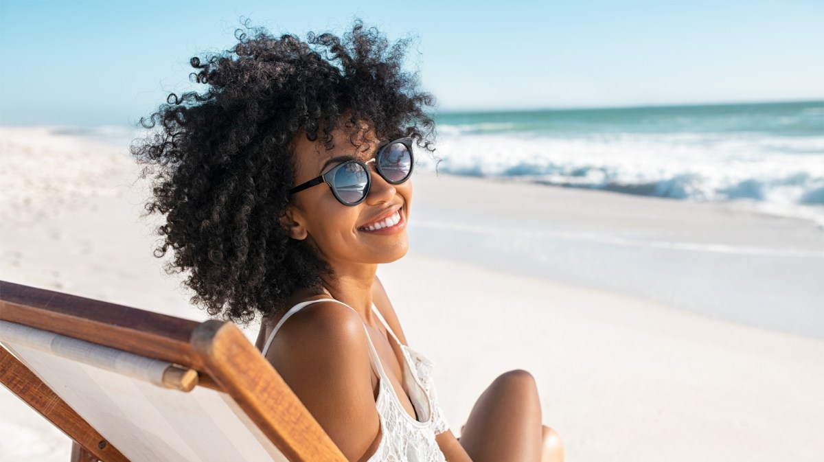 Frau im Sommer mit Sonnenbrille