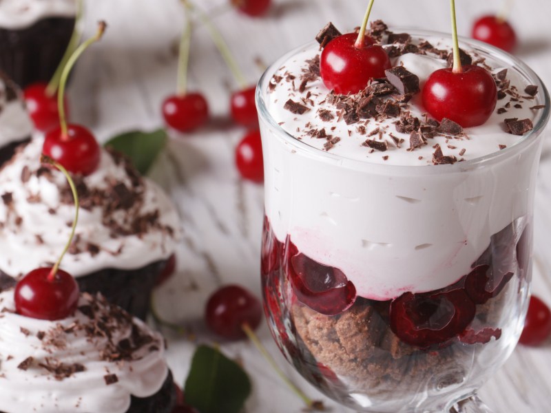 Schichtdessert mit Kirschen und Creme.