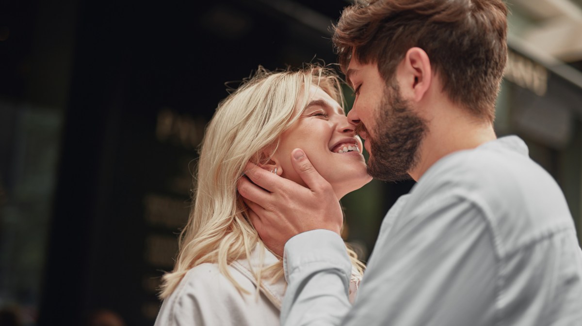 Ein Mann und eine Frau küssen sich