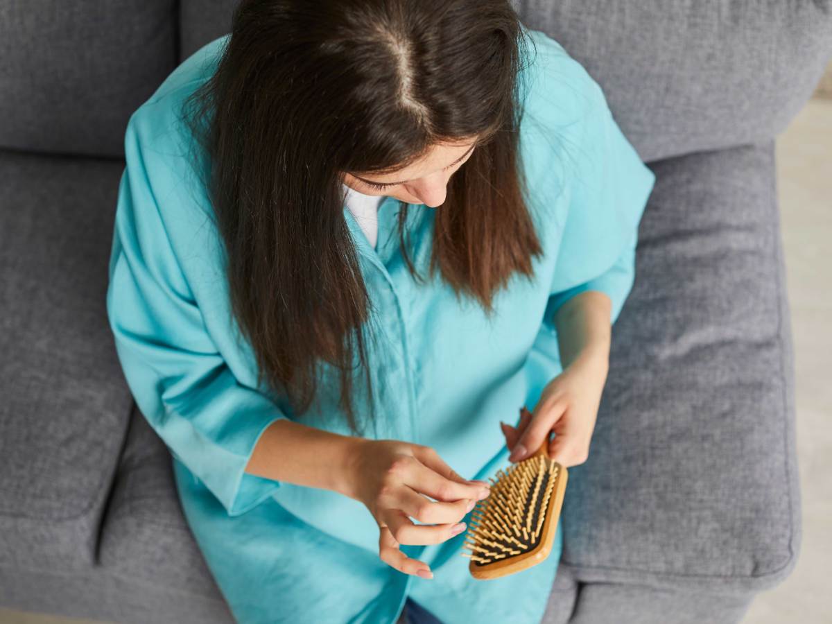 Ein paar Monate nach der Geburt leiden die meisten Frauen an Haarausfall. Warum der normal ist und erst einmal kein Grund zur Sorge, lest ihr bei uns.