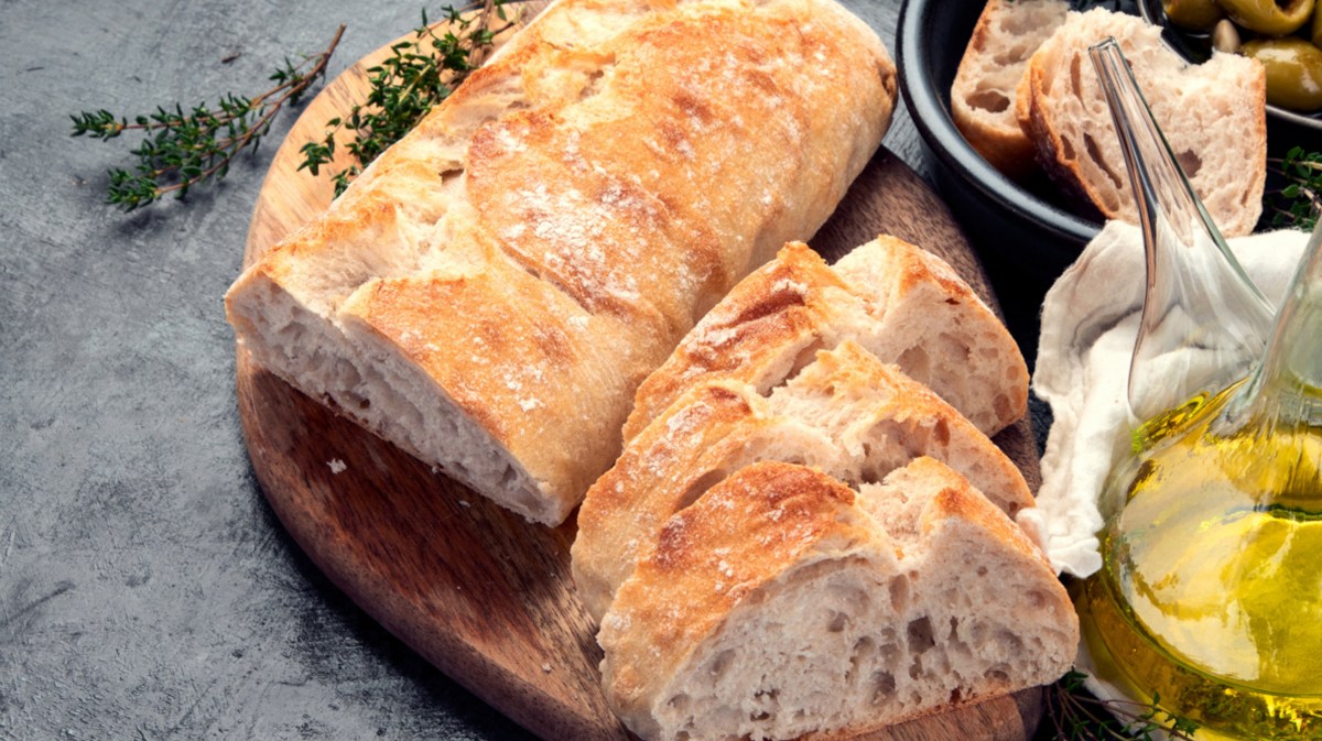 Frisches Ciabatta Brot mit Olivenöl.