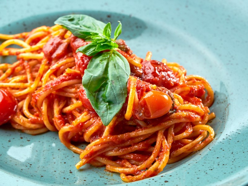 Pasta mit Tomatensoße und Basilikum.