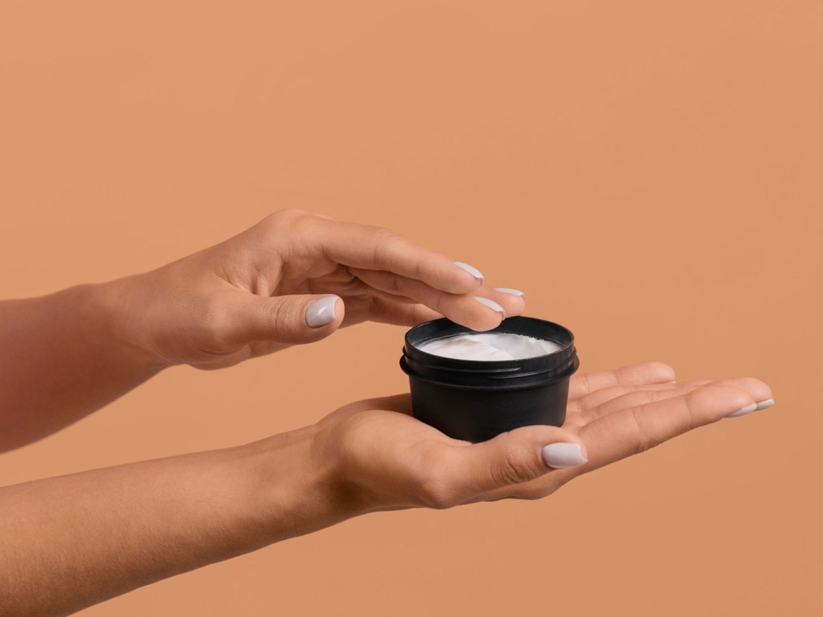 Handcreme auf einer Handfläche