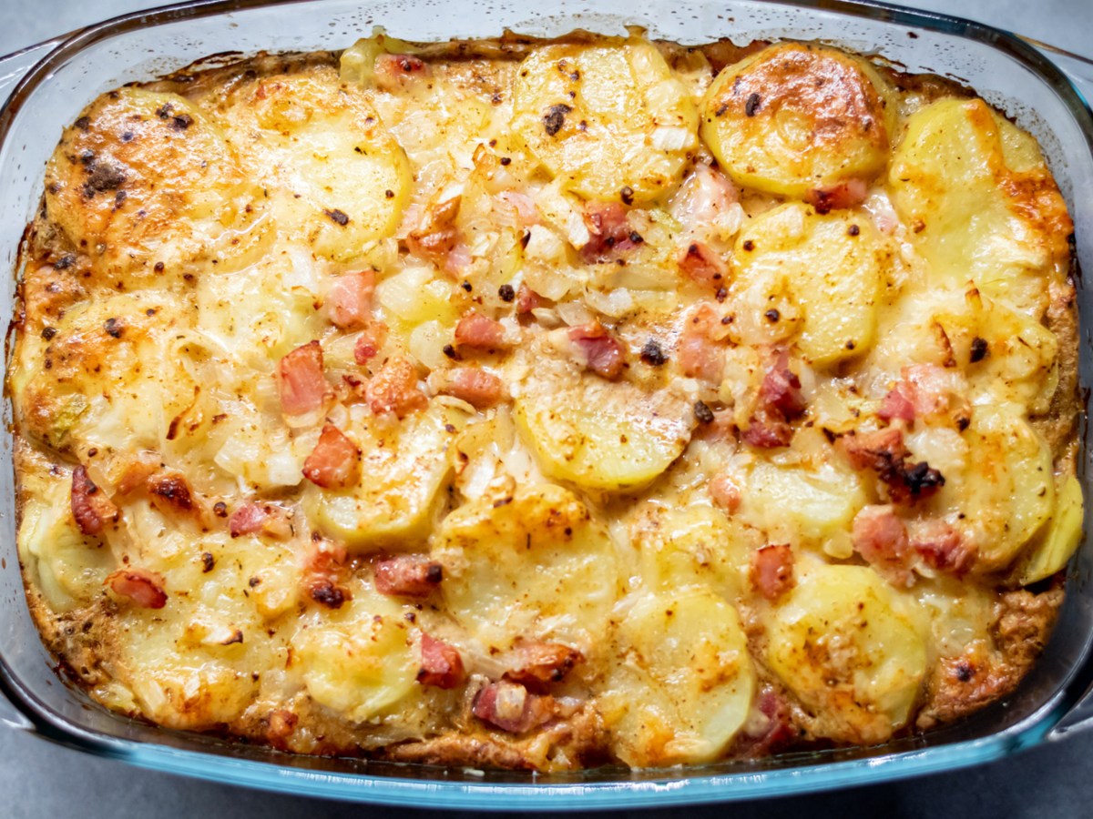 Kartoffelauflauf mit Speckw&uuml;rfel.