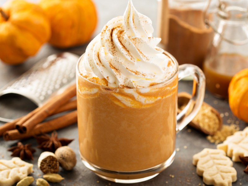 Pumpkin Spice Latte in Glas.