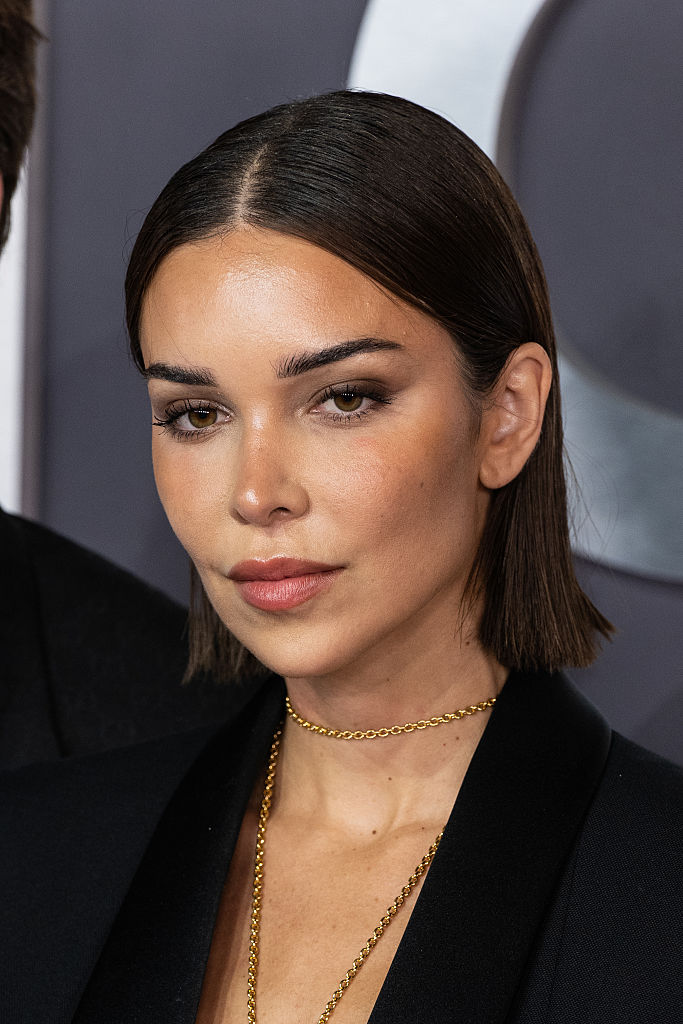 Gerade geschnittener Bob zu glattem Haar.