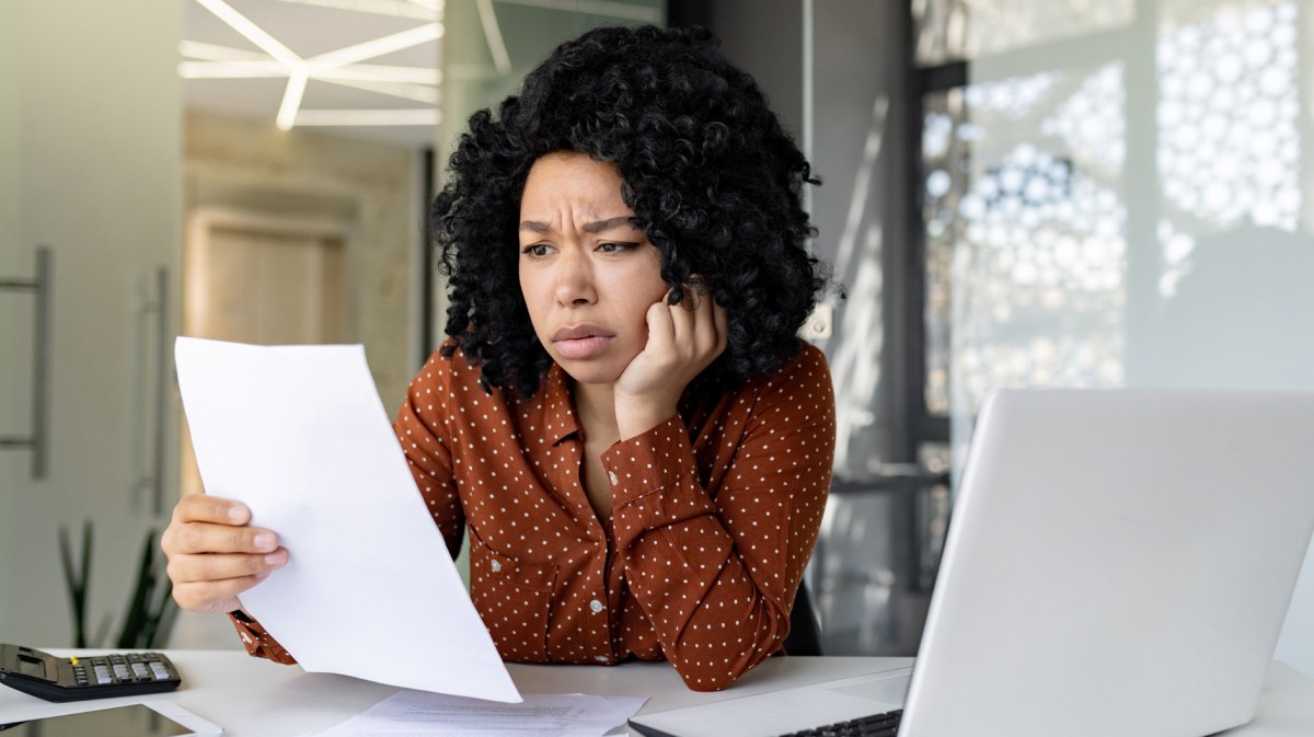 Genervte Frau am Arbeitsplatz will kündigen.