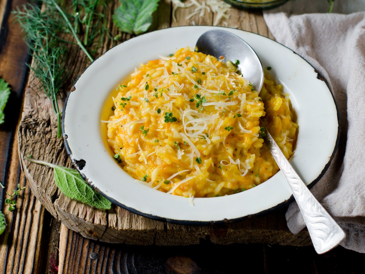 Ein Teller mit cremigen Kürbis-Risotto