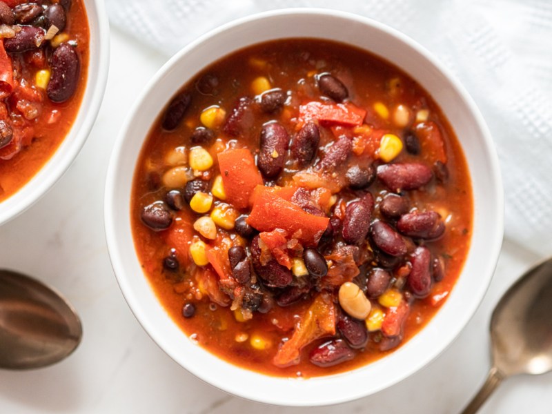 Suppe mit Tomaten, Kidneybohnen und Mais.