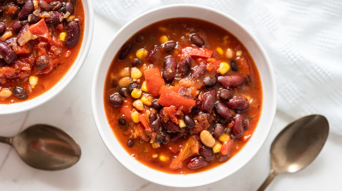 Suppe mit Tomaten, Kidneybohnen und Mais.